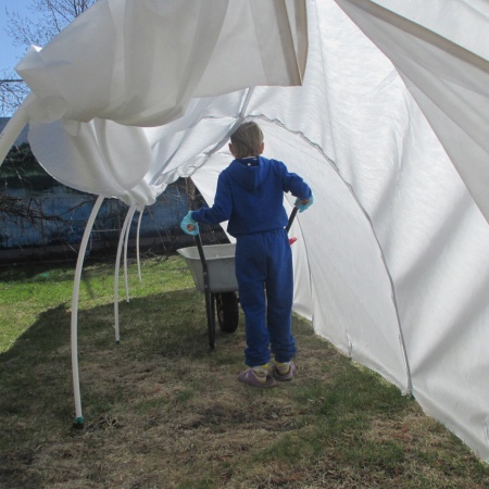 Парник п/эт. "Отличник" 4,5х1,15м высота 1,15м с укр.мат.60г/кв.м, дуга 2,8м, двери на молниях